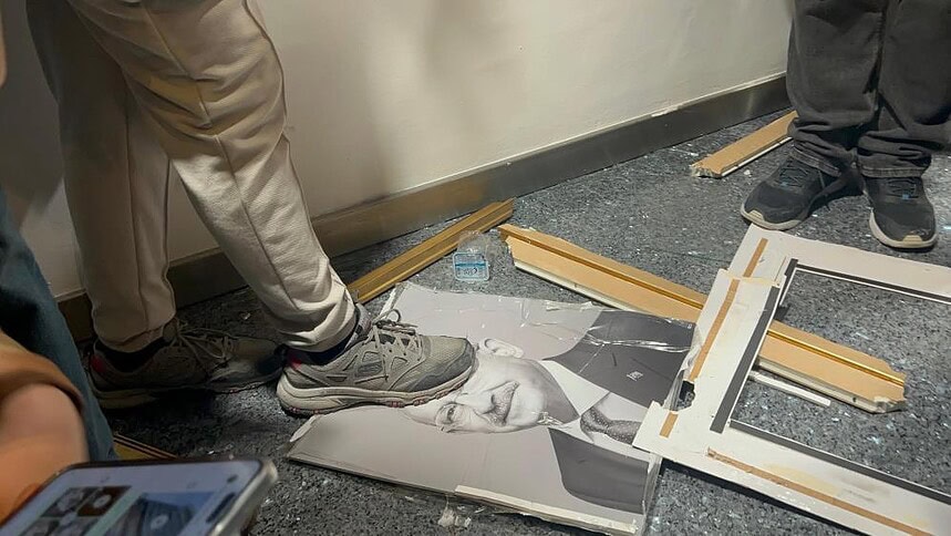 Kılıçdaroğlu'na Büyük Öfke: Partide Asılı Olan Fotoğrafı Ayaklar Altında Çiğnendi