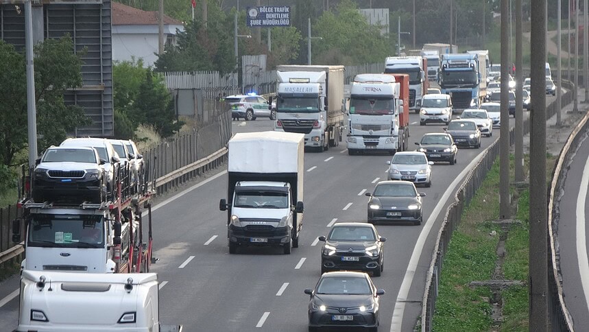 Kocaeli'de Mesai Bitimiyle TEM'de Hareketlilik Başladı
