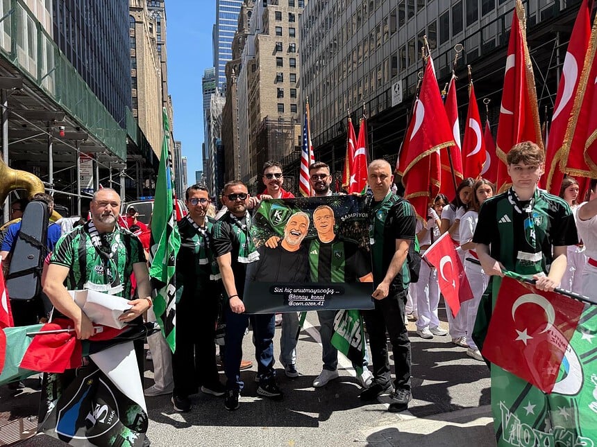 New York Sokaklarında Yeşil-Siyah Rüzgarı: Kocaelispor Manhattan’ı Salladı!