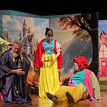 Minikler Dans Etti, Kralın Diş Ağrısı Güldürdü: Gölcük’te Tiyatro Günü!