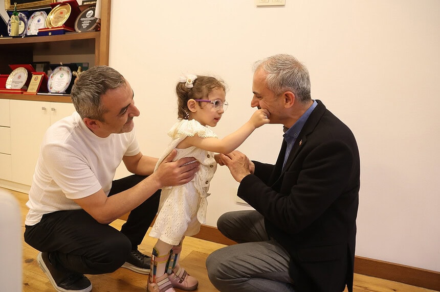 Çayırova’da Plastik Borulardan Fatma Çelik Merkezine: Serebral Palsi Hastası Lina’ya Belediye Sahip Çıktı!