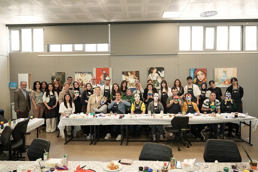 Engelleri Sanatla Aştılar: Kocaeli'de Özel Bireylerden İlham Veren "Maskemde Ben Varım" Sergisi!