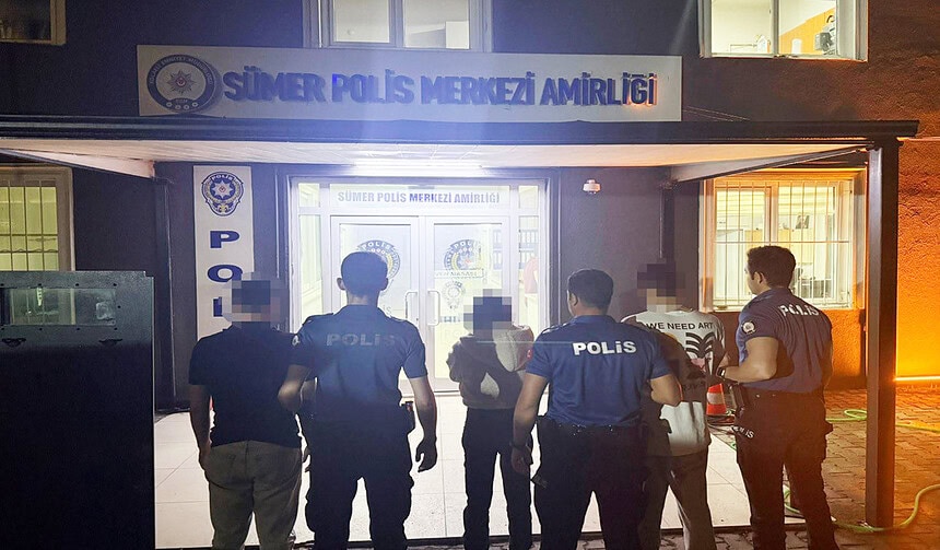 Kocaeli'de Gece Yarısı Narkotik Operasyonu: Komşudan Gelen Zehir Aracı Yenidoğan’da Kıskıvrak Yakalandı!