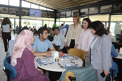 İzmit Belediyesi’nden Özel Bireylere Anlamlı Kahvaltı! Gülümse Kafe’de Dayanışma Buluşması