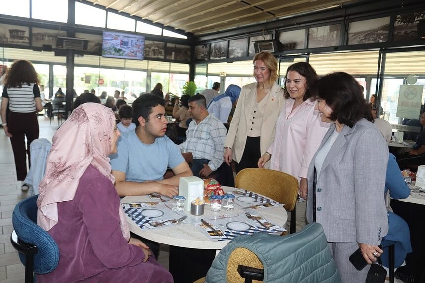 İzmit Belediyesi’nden Özel Bireylere Anlamlı Kahvaltı! Gülümse Kafe’de Dayanışma Buluşması
