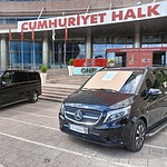 Özgür Özel Döneminde CHP'ye Tahsis Edildiği İddia Edilen İki Araç Haram Parayla Alınmıştır Yazısıyla Sergilendi