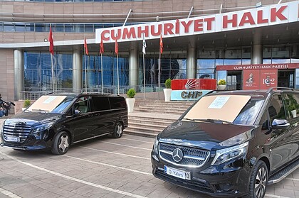 Özgür Özel Döneminde CHP'ye Tahsis Edildiği İddia Edilen İki Araç Haram Parayla Alınmıştır Yazısıyla Sergilendi