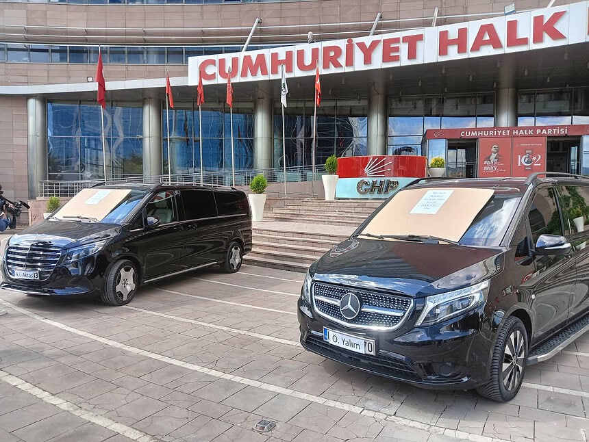 Özgür Özel Döneminde CHP'ye Tahsis Edildiği İddia Edilen İki Araç Haram Parayla Alınmıştır Yazısıyla Sergilendi
