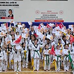 Gölcük'te Uzak Doğu Esintisi: 305 Genç Taekwondo Sporcusu Kuşak Atlayarak Zirveye Koştu!