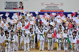 Gölcük'te Uzak Doğu Esintisi: 305 Genç Taekwondo Sporcusu Kuşak Atlayarak Zirveye Koştu!