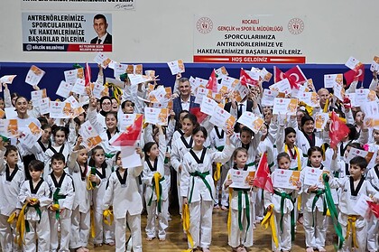 Gölcük'te Uzak Doğu Esintisi: 305 Genç Taekwondo Sporcusu Kuşak Atlayarak Zirveye Koştu!