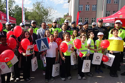 Kocaeli’de Minik Trafik Dedektifleri Sahada! Trafik Haftası’nda Sürücülere "Kurallara Uyun" Çağrısı