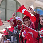 New York’ta Kırmızı-Beyaza Büründü: Manhattan Sokaklarında 43. Türk Günü Yürüyüşü Coşkusu!