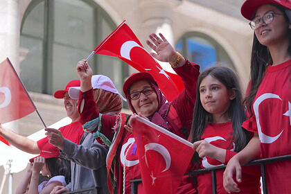 New York’ta Kırmızı-Beyaza Büründü: Manhattan Sokaklarında 43. Türk Günü Yürüyüşü Coşkusu!