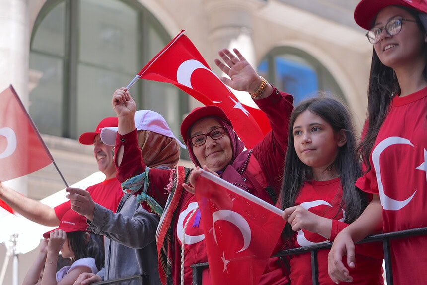 New York’ta Kırmızı-Beyaza Büründü: Manhattan Sokaklarında 43. Türk Günü Yürüyüşü Coşkusu!