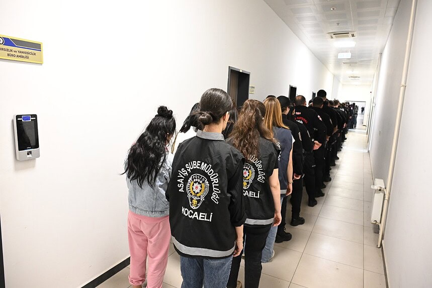 Kocaeli Merkezli 23 İlde Dev "Sahte Araç Kiralama" Operasyonu: 35 Kişi Tutuklandı!