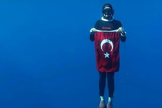 Buzlar Kraliçesi'nden Dünya Rekoru: Tek Nefeste 141 Metre