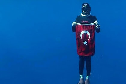 Buzlar Kraliçesi'nden Dünya Rekoru: Tek Nefeste 141 Metre