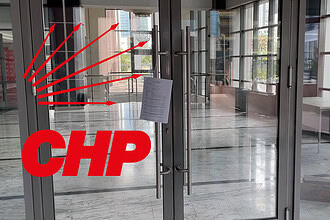 Son Dakika: CHP Genel Merkezinin Girişine Asılan Evrakın Detayları!