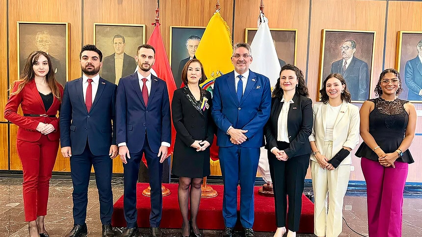 Ekvador Meclisi'nden Türk Büyükelçi Yalçın'a Onur Nişanı