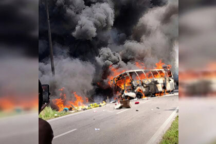 Endonezya'da Tanker ve Otobüs Çarpıştı: 16 Ölü