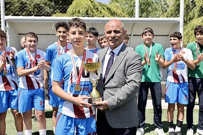 Körfez’de Şampiyonlar Belli Oldu! Başkan Şener Söğüt Genç Futbolculara Kupalarını Takdim Etti