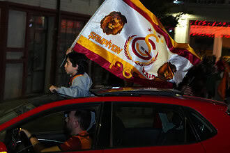 Galatasaray 26. Şampiyonluğunu Sokaklarda Kutladı
