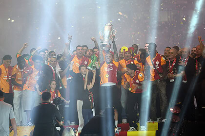 2026 Süper Lig Şampiyonu Galatasaray Kupasını Aldı: RAMS Park Şampiyonluk Kutlamaları!