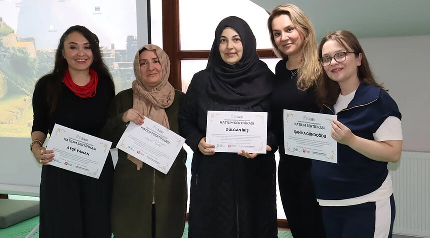 İzmit İZGİM'de Anne Adaylarının Sertifika Gururu: Gebelik Eğitimi Tamamlandı!
