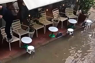 İzmit'te Sağanak: Caddeler Göle Döndü, Rögarlar Taştı