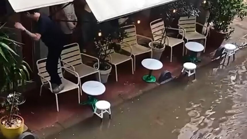 İzmit'te Sağanak: Caddeler Göle Döndü, Rögarlar Taştı