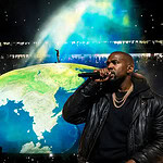 Kanye West İstanbul’da Dev Kürenin Üzerinden Dünyaya Seslendi!