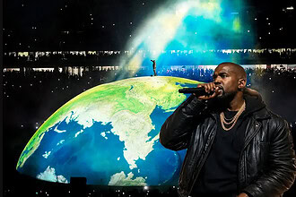 Kanye West İstanbul’da Dev Kürenin Üzerinden Dünyaya Seslendi!