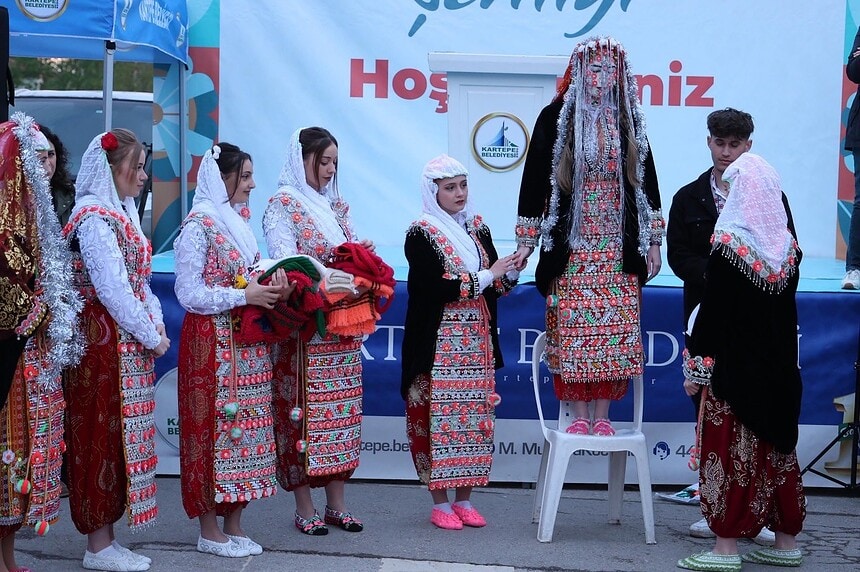 Kartepe’de Hıdırellez Coşkusu: Ribnova Gelina Merasimi ve Geleneksel Ritüeller Meydana Taşındı