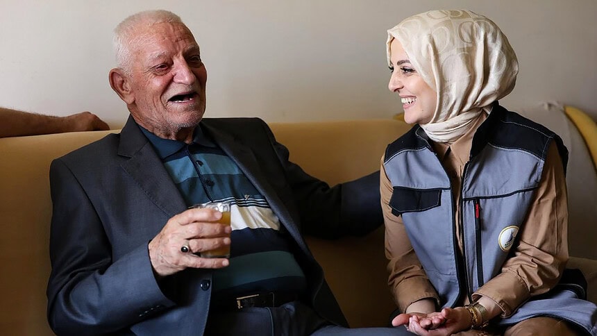 Kartepe'de Alo Evlat'tan Yaşlılara Bayram Ziyareti