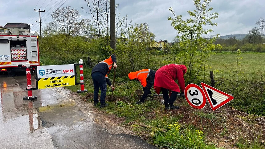 Kocaeli Trafik Levhası Onarımı: A Takımı Kırsalda Sahaya İndi