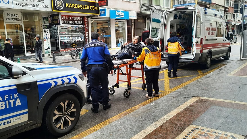 Kocaeli Zabıtasından 3 Vatandaşa Anında Destek