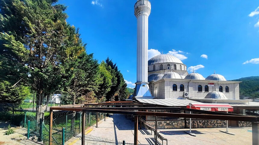 Kocaeli'de Bayram Mesaisi: Camilerde Zemin ve Boya Yenileniyor