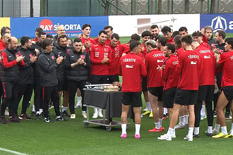 Milli Takım'da Riva Mesaisi: Montella'dan Basına Jest