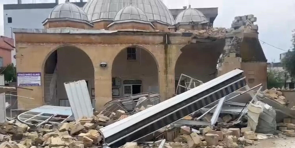 Şanlıurfa’da Fırtına Dehşeti: Minarenin Yıkılma Anı Kamerada! 1 Ölü, 40 Yaralı
