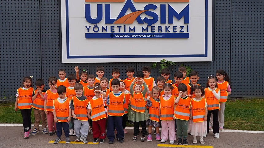 Miniklere Uygulamalı Trafik Eğitimi: Dev Ekranlar İlgi Çekti
