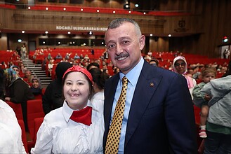 Sevginin Ritmi Engel Tanımadı: Down Sendromlu Gençlerden Büyükakın’a Duygulandıran Sürpriz!