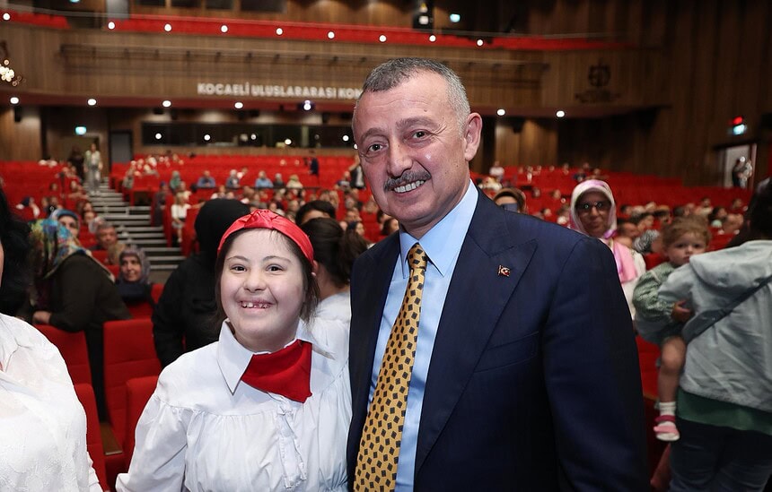 Sevginin Ritmi Engel Tanımadı: Down Sendromlu Gençlerden Büyükakın’a Duygulandıran Sürpriz!