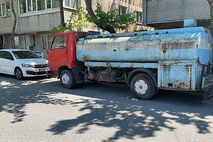 Gebze’de Scooter Kazası: Park Halindeki Tankere Çarpan Sürücü Yaralandı!