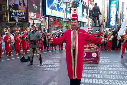 Times Meydanı'nda Mehter Şöleni: 60 Kişilik Osmanlı Marşı