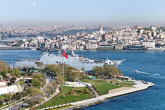 Turistler Tarihi Yarımadayı Bıraktı, TCG Anadolu'ya Kilitlendi