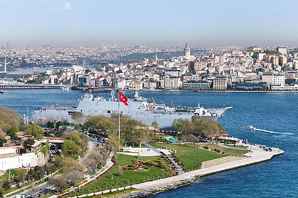 Turistler Tarihi Yarımadayı Bıraktı, TCG Anadolu'ya Kilitlendi