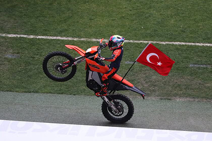 Turka Kocaeli Stadyumu'nda Zayn Sofuoğlu Rüzgarı: Minik Şampiyondan Türk Bayraklı Muhteşem Şov!