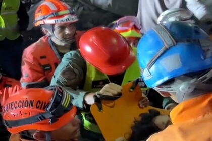 21 Yaşındaki Aaron Enkazdan Sağ Çıktı: 3 Ülke Seferber Oldu
