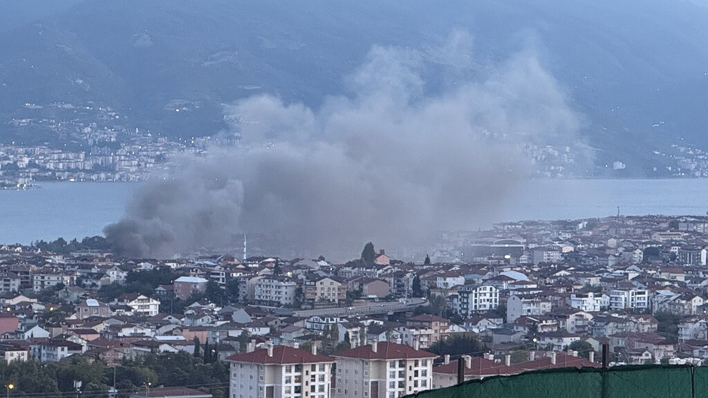 Kocaeli’de Gecekonduda Çıkan Yangın Mahalleliyi Sokağa Döktü